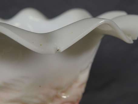 Paire de vases cornets en verre opalin à décor de 