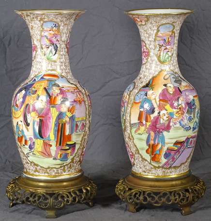 BAYEUX - Paire de vases balustres en porcelaine à 