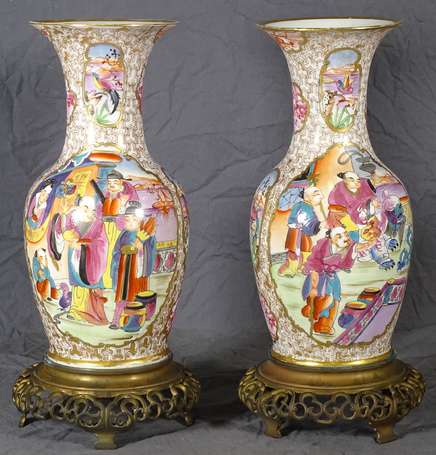 BAYEUX - Paire de vases balustres en porcelaine à 