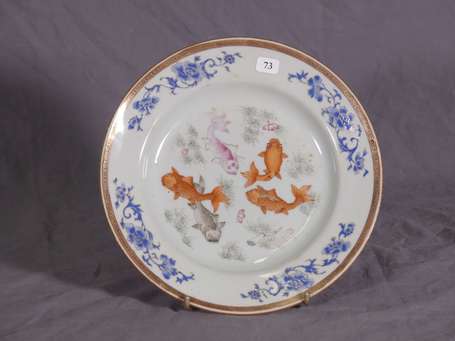 CHINE - Assiette en porcelaine à décor polychrome 