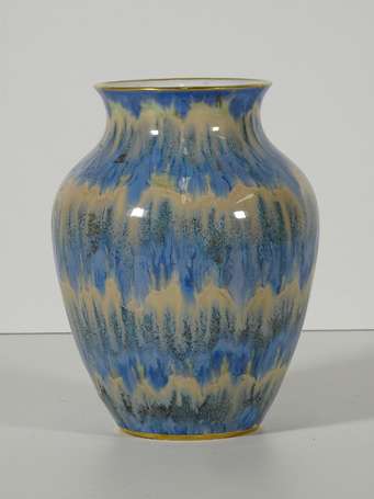 TCHEQUIE - Vase balustre en porcelaine à décor de 