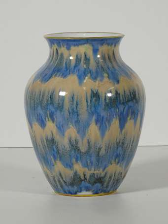 TCHEQUIE - Vase balustre en porcelaine à décor de 