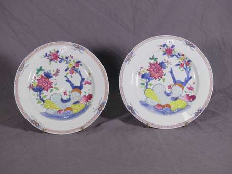 CHINE - Paire d'assiettes en porcelaine à décor 