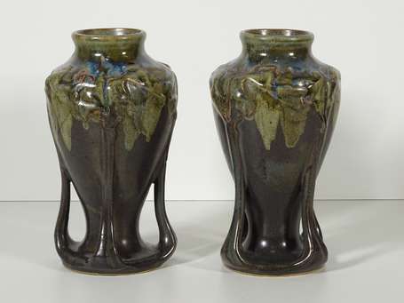 Paire de vases Art Nouveau en grès vert bronze à 