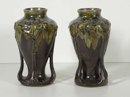 Paire de vases Art Nouveau en grès vert bronze à 