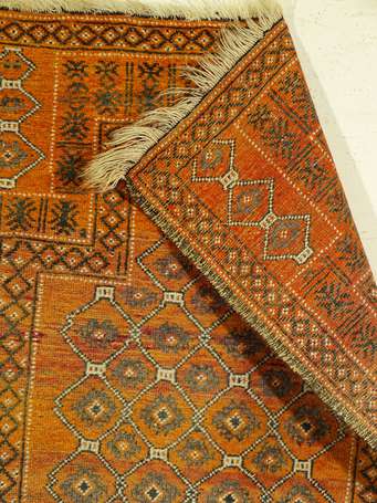 Tapis turkmène en laine, le champ orange orné d'un
