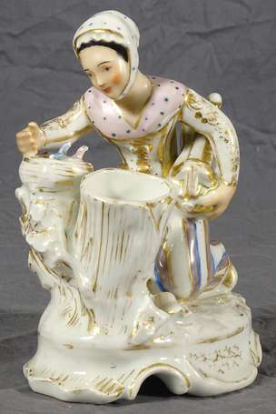 Encrier en porcelaine à décor d'une femme aux 