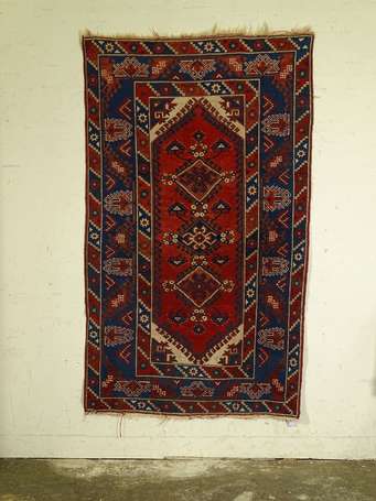 Tapis Kazak en laine, le champ rouge à frise de 