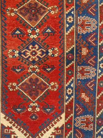 Tapis Kazak en laine, le champ rouge à frise de 