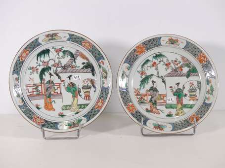 CHINE - Paire d'assiettes en porcelaine à décor en