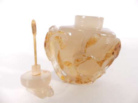 CHINE - Tabatière en agate à décor sculpté en haut