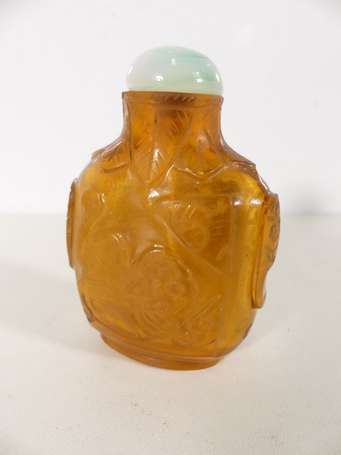 CHINE - Tabatière en verre ambré sculpté d'un 
