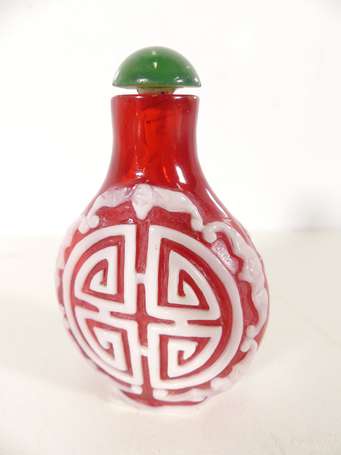 CHINE - Tabatière en verre bicouche à décor 