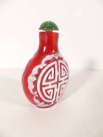 CHINE - Tabatière en verre bicouche à décor 