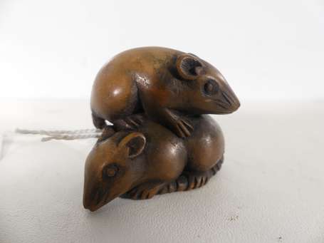 JAPON - Netsuke en bois sculpté figurant deux 