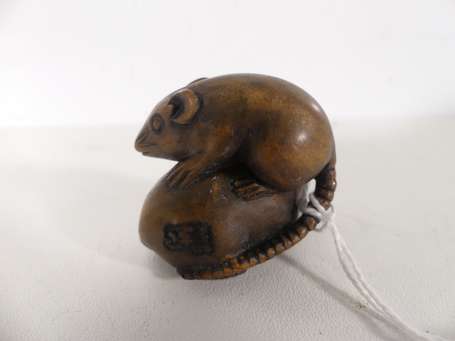 JAPON - Netsuke en bois sculpté figurant deux 