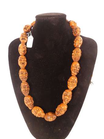 CHINE - Collier formé de noyaux sculptés à décor 