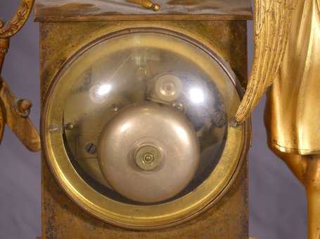 Pendule en bronze doré, le mouvement au cadran 