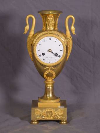Pendule vase urne à l'antique en bronze doré bruni