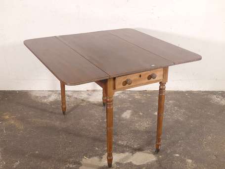 Table à volets en acajou, les pieds fuselés bagués