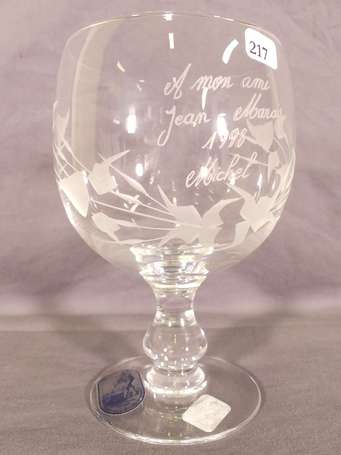 Verre ballon sur pied gravé de feuillages et d'un 