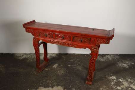 CHINE - Console en bois laqué rouge, sculpté de 