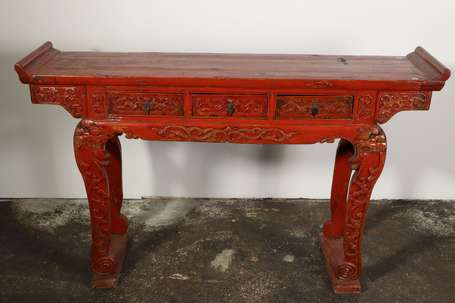 CHINE - Console en bois laqué rouge, sculpté de 