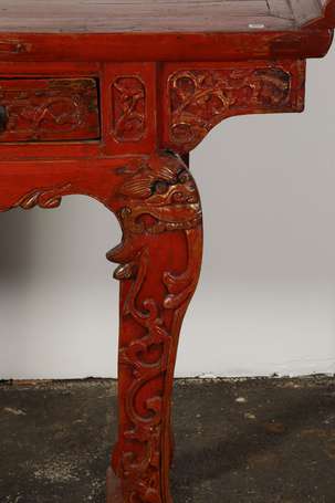 CHINE - Console en bois laqué rouge, sculpté de 