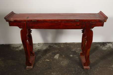 CHINE - Console en bois laqué rouge, sculpté de 