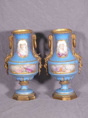 Paire de vases en porcelaine à décor polychrome en