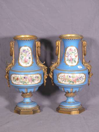 Paire de vases en porcelaine à décor polychrome en