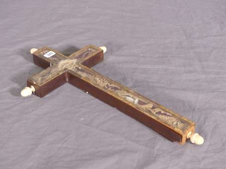 Croix reliquaire en bois de placage, les bras 
