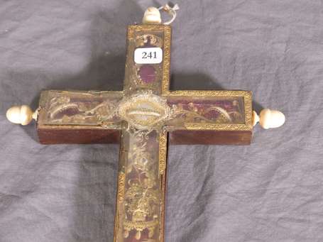 Croix reliquaire en bois de placage, les bras 