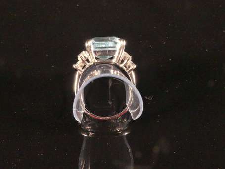 Bague en or gris 18K (750°/00) sertie griffes 