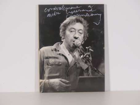 GAINSBOURG Serge photographie dédicacée. 24 x 18 