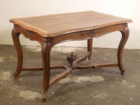 Table de milieu en bois fruitier mouluré et 