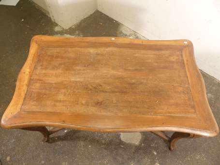 Table de milieu en bois fruitier mouluré et 