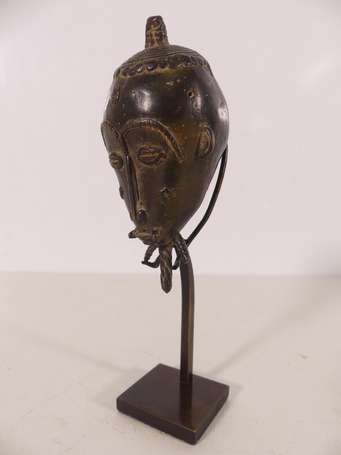 Très joli petit masque trésor en bronze, technique