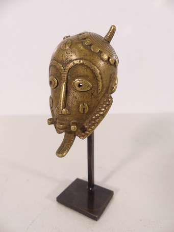 Précieux petit masque trésor en bronze, technique 
