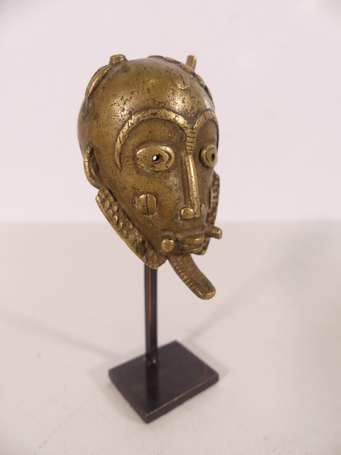 Précieux petit masque trésor en bronze, technique 