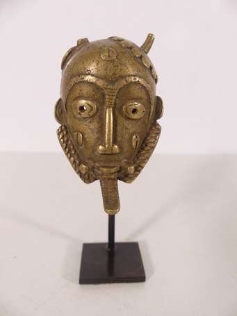 Précieux petit masque trésor en bronze, technique 