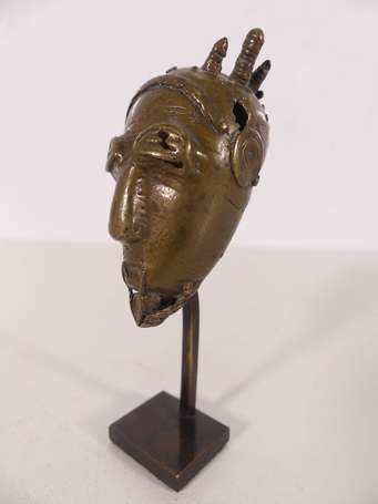 Très petit et précieux masque trésor en bronze, 