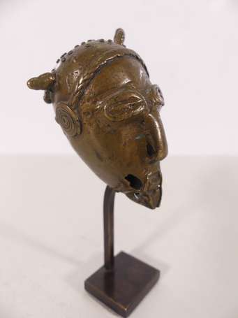 Très petit et précieux masque trésor en bronze, 