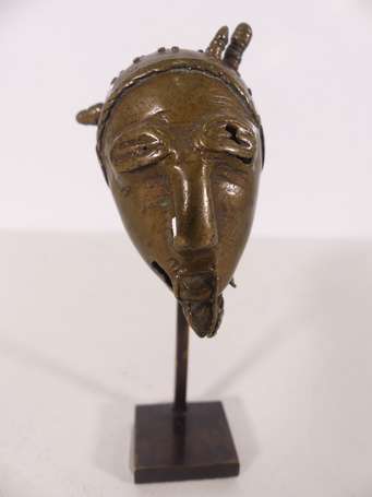 Très petit et précieux masque trésor en bronze, 