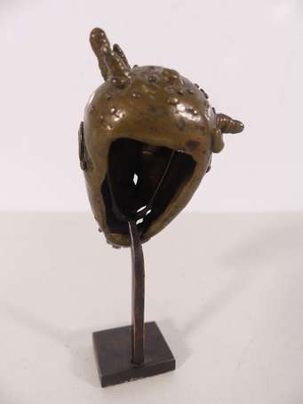 Très petit et précieux masque trésor en bronze, 