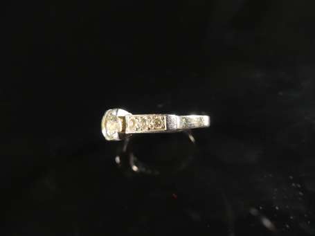 Bague en or gris 18K (750°/00) et platine, elle 