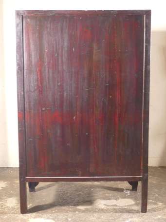 CHINE - Cabinet en bois laqué rouge ouvrant par 