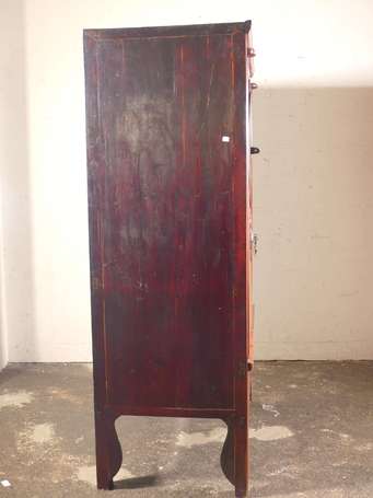 CHINE - Cabinet en bois laqué rouge ouvrant par 