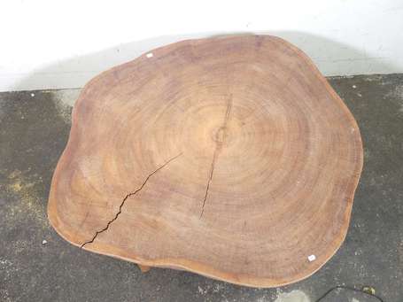 Table basse en bois naturel, le plateau réalisé 