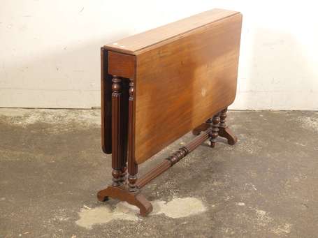 Table gateleg en bois verni à deux volets, les 